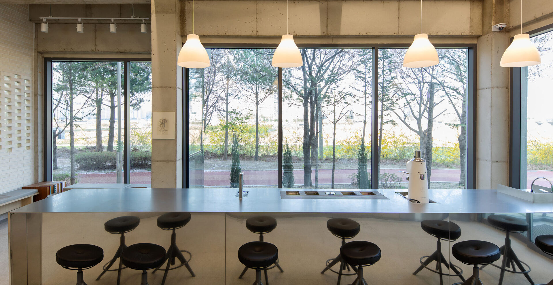 넓은 유리창 너머 자연이 보이는 카페 인테리어