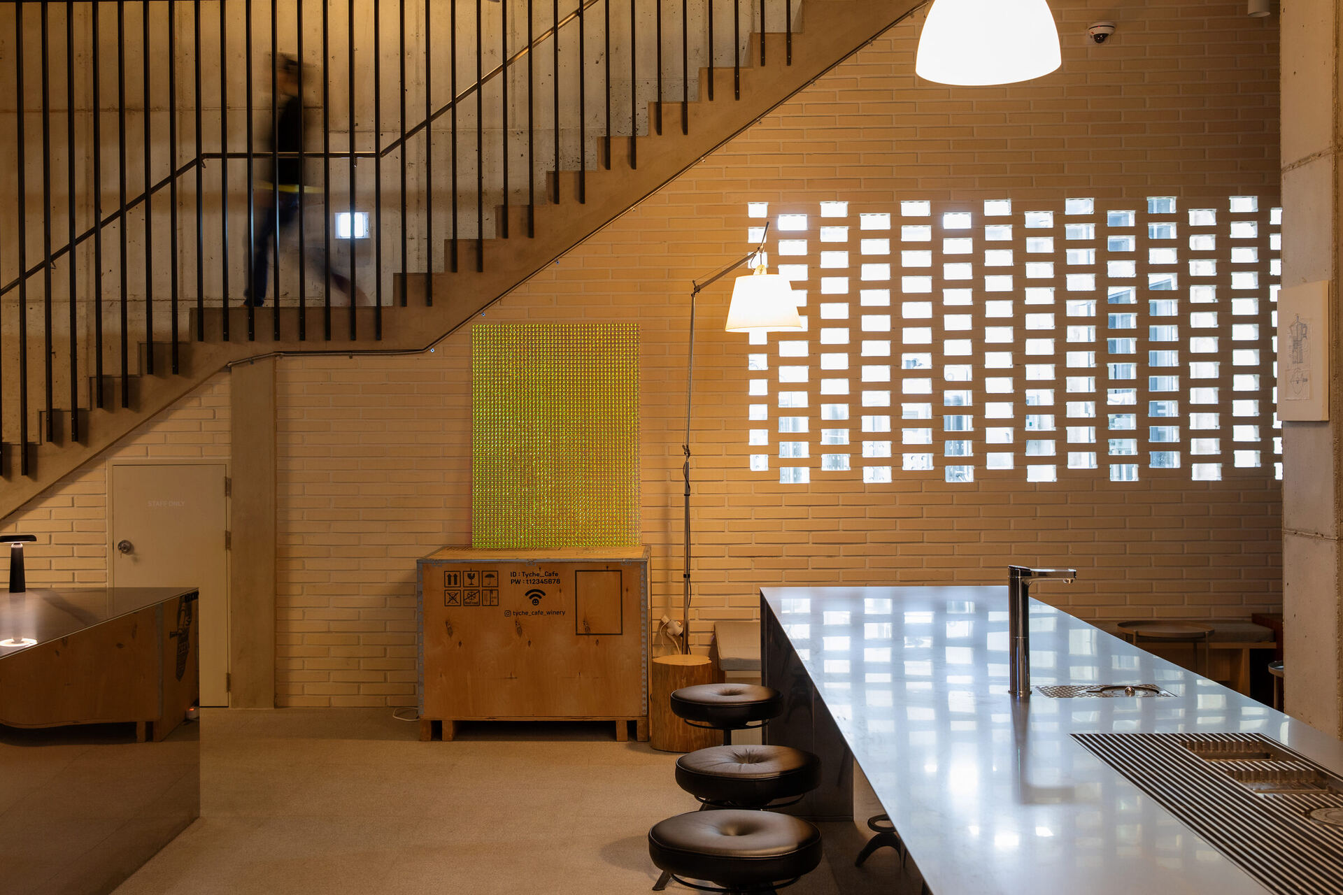 유리문 너머로 보이는 tyche 로고와 겨울 풍경